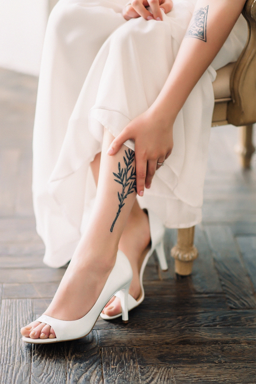 Выходить замуж в босоножках. Свадебные туфли на ноге. Свадебные босоножки на ноге. Невеста в босоножках. Ноги невесты в туфлях.