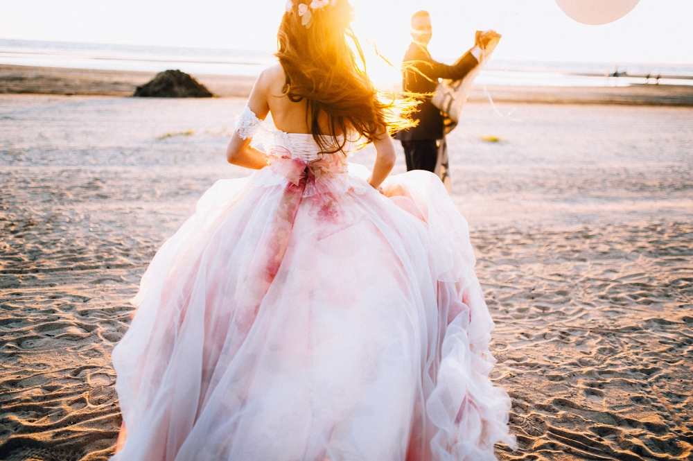 Пышное платье невесты нежно-розового оттенка