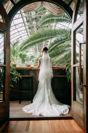 Классическое платье со шлейфом