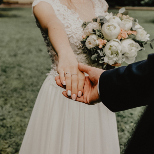 как подобрать форму букета под свадебное платье, круглый букет невесты, фотограф АНАСТАСИЯ ЗОРКОВА