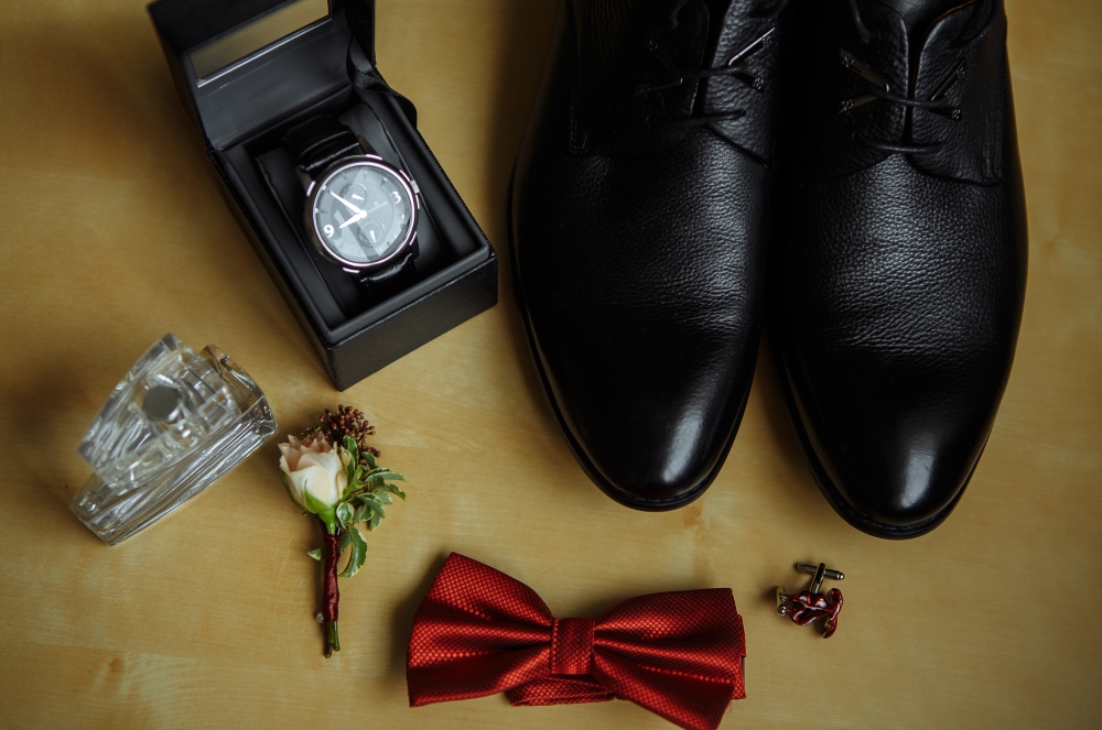 Часы жениха. Туфли жениха. Обувь жениха на свадьбу. Туфли мужские на свадьбу жениху. Свадебные туфли для мужчин.