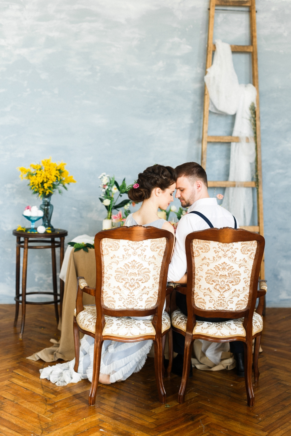 невеста и жених сидят 