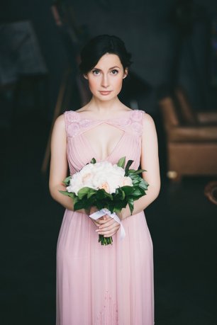 Невеста со свадебным букетом