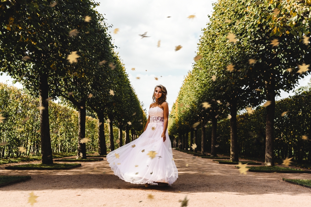 Невеста в осеннем парке