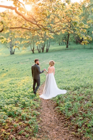 Мягкий закатный свет — отличная возможность пополнить свадебный альбом неповторимыми сказочными снимками