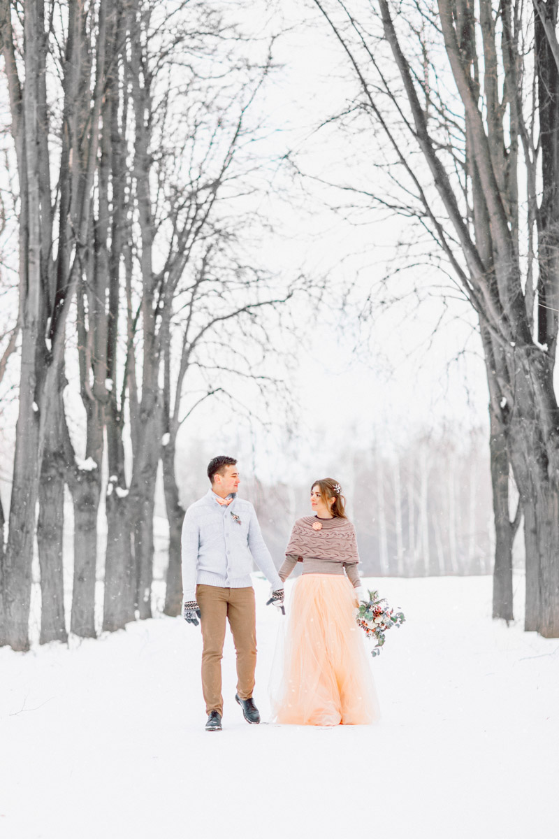 Нестандартное свадебное платье для зимней свадебной фотосессии