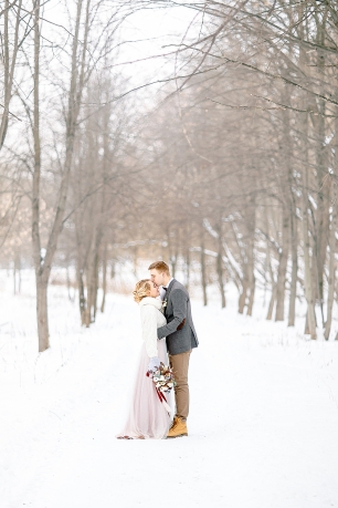 Прогулка в заснеженном лесу