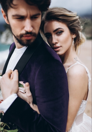 жених в фиолетовом бархатном пиджаке, фотограф TREESCODE