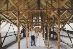 Свадебная фотосессия в недостроенном сарае
