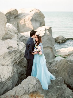 Свадебная фотосессия на скалистом обрыве