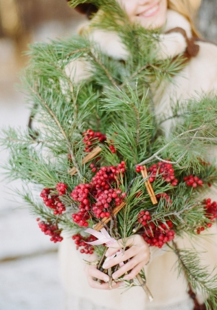 романтичная зимняя свадьба, зимний букет невесты с сосновыми ветками и ягодами, фотограф ОЛЬГА ПЛАКИТИНА