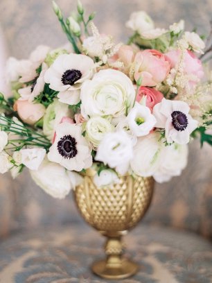 Цветочный букет с анемонами в вазе золотого цвета