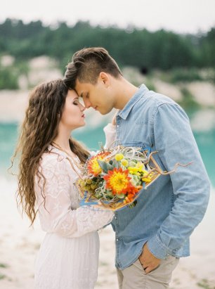 Жених и невеста на берегу реки