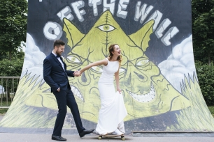 Отличный способ разбавить классическую свадебную фотосессию — немного подурачиться!