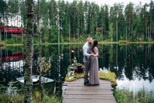 Выездная регистрация у озера