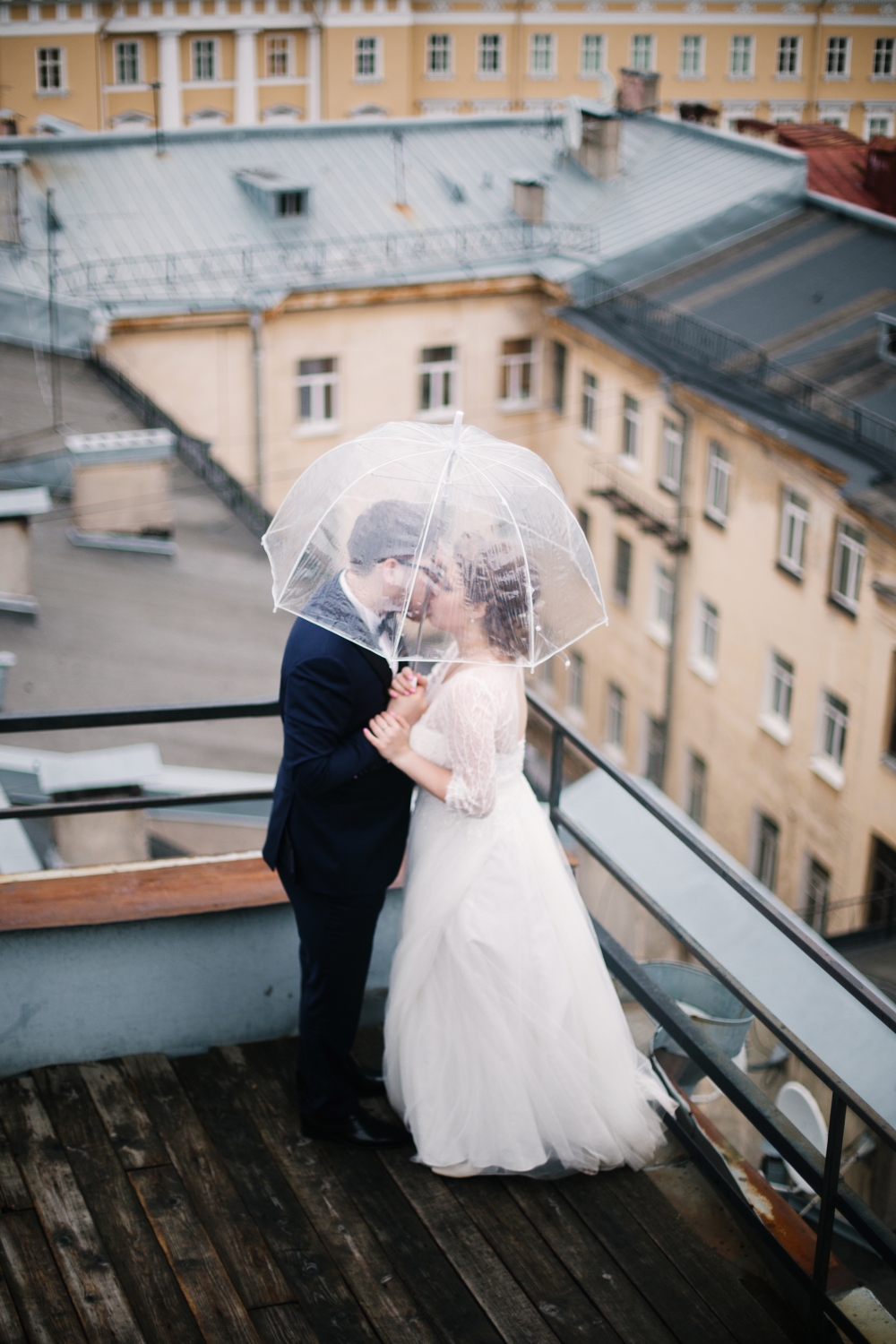 Истинно петербургская свадьба: крыши, дождь, ветер