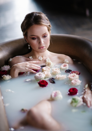 утро невесты, фотосессия невесты в ванне с цветами, фотограф ГЕРАЩЕНКО ЮЛИЯ