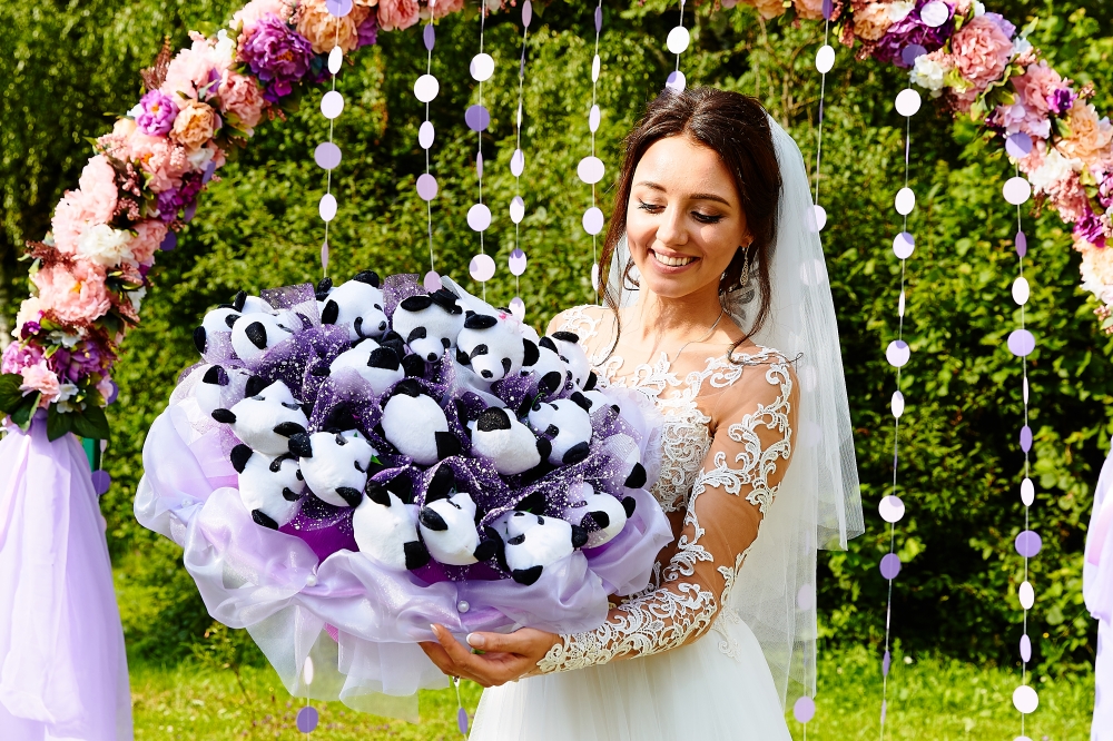 Невеста на фоне декоративной арки