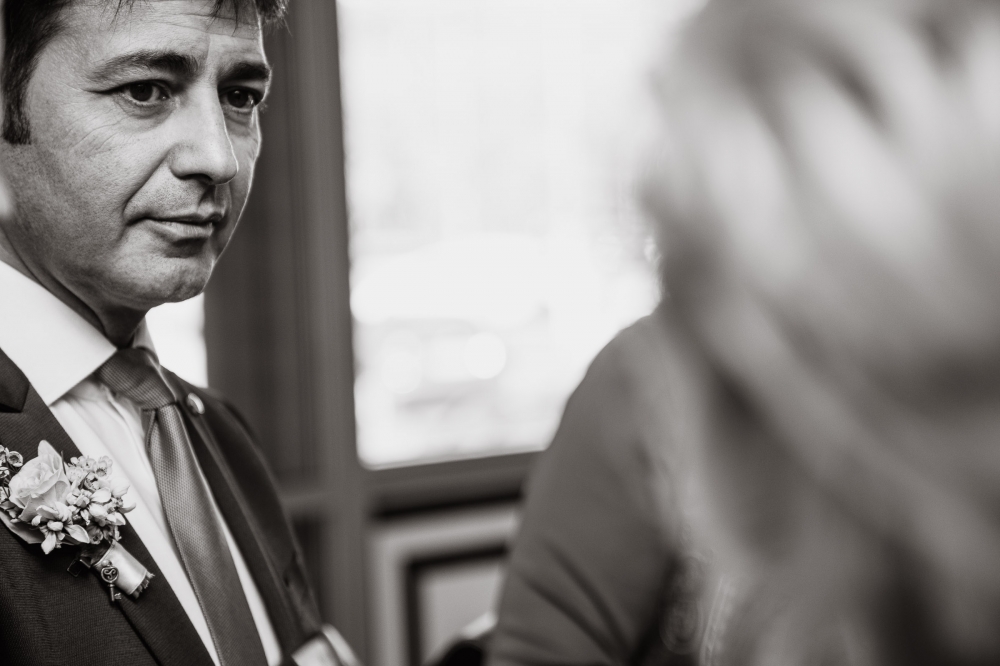 Марио смотрит на Олесю