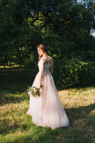 Невеста в закатном свете