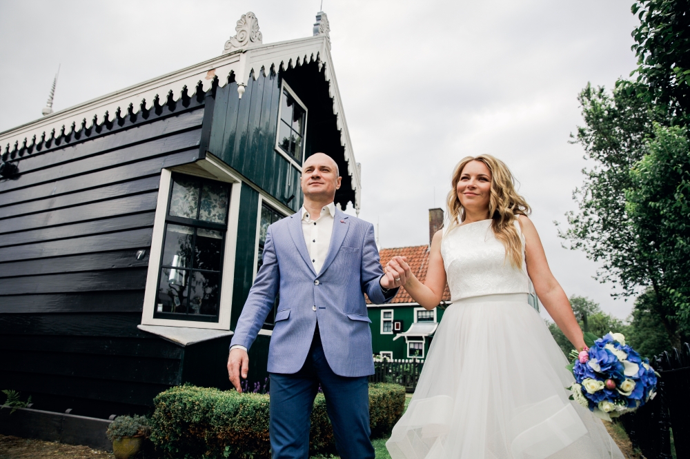 Свадьба в мельничной деревушке в Голландии.