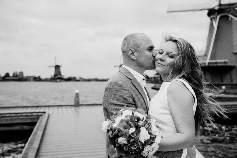 Свадьба в мельничной деревушке в Голландии.