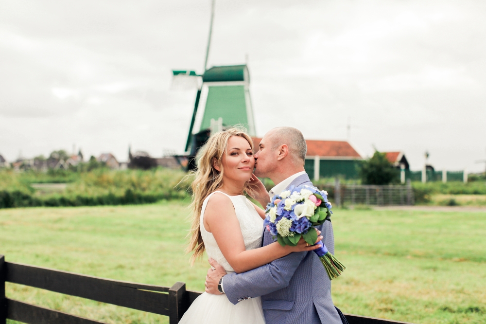 Свадьба в мельничной деревушке в Голландии.