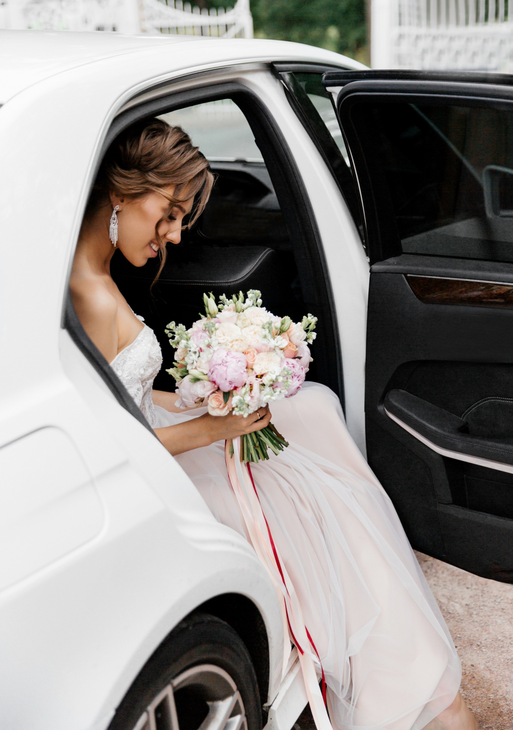 bride, фото свадьбы невеста с букетом у мпшины, машина жениха и невесты  фото, свадебный, свадьба, свадебные фотографии, Свадебный фотограф Москва