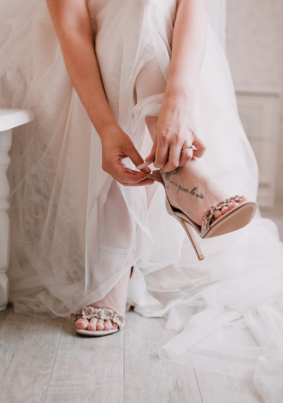 свадебные туфли с цветами, фотограф МАРК РАЙЗОВ