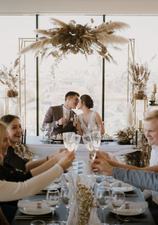 свадебный бранч, жених и невеста с гостями, фотограф СЕРГЕЙ КОЛОБОВ