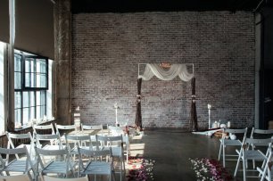 Выездная регистрация в лофте. Свадебная арка