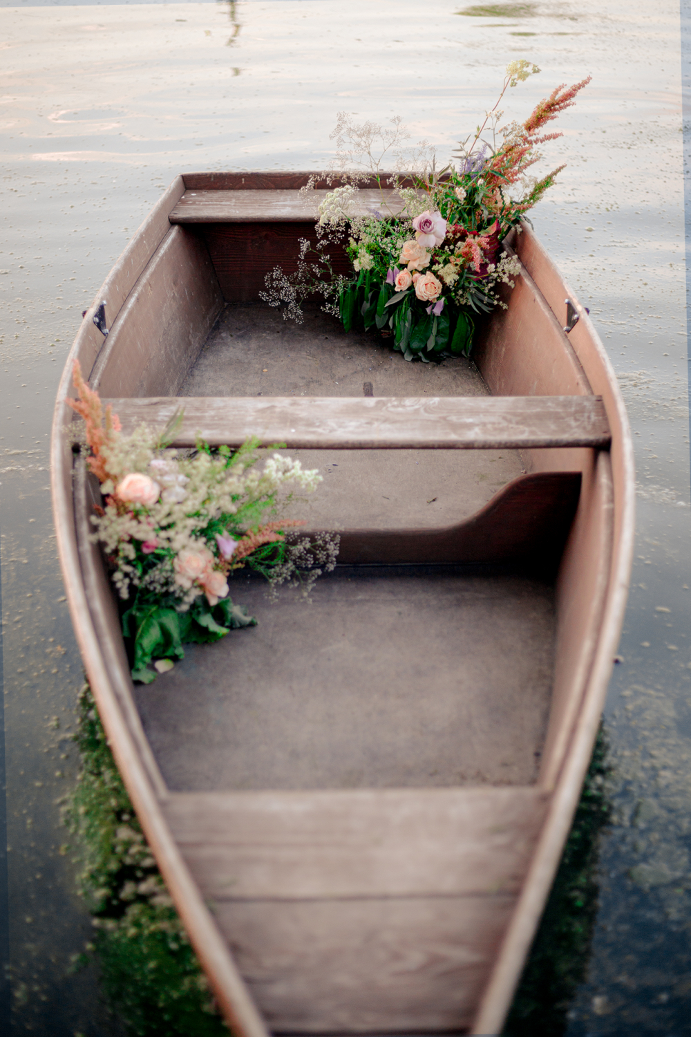 Фотосессия в лодке с цветами Москва