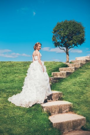 Платье с длинным шлейфом