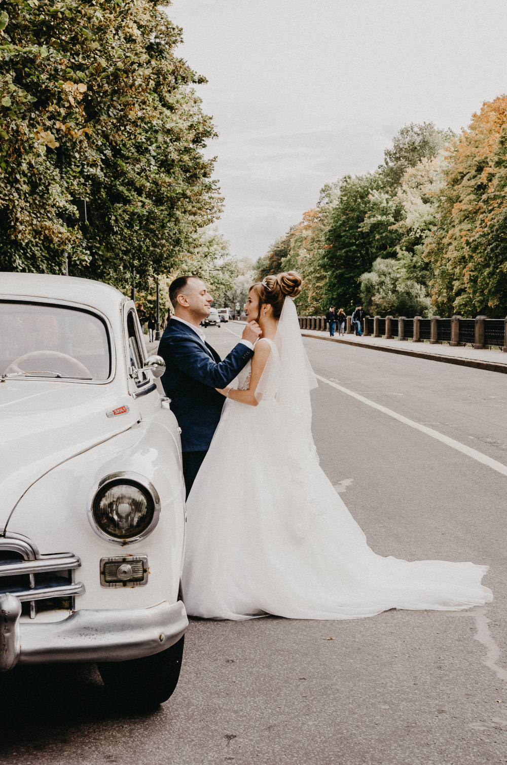 bride, свадебные фотографии, свадебный, свадьба, свадебный фотограф, свадебная  машина и жених спиной, Свадебный фотограф Москва