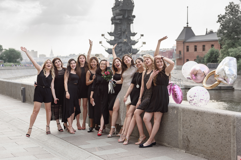 Девичник. Одинаковые платья подружек невесты.