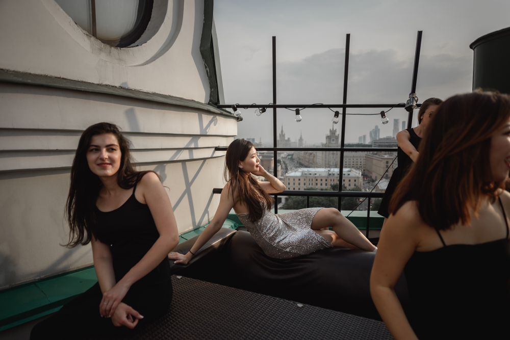 Девичник. Одинаковые платья подружек невесты.