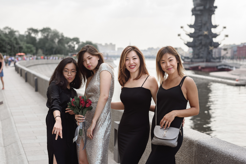 Девичник. Одинаковые платья подружек невесты.