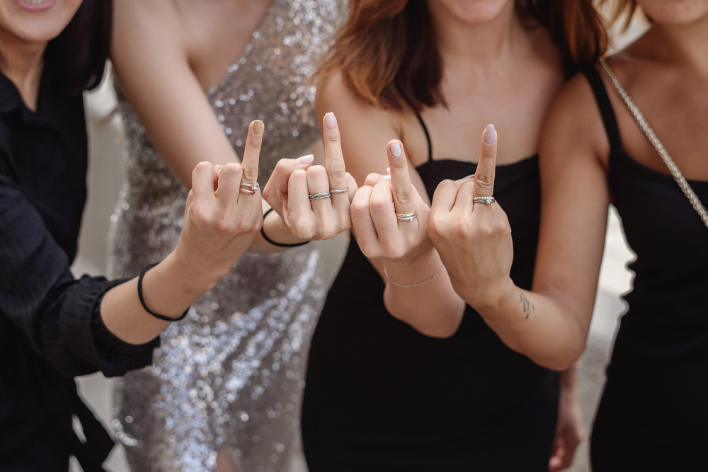 Девичник. Одинаковые платья подружек невесты.