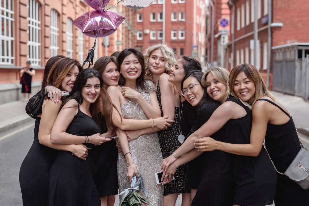 Девичник. Одинаковые платья подружек невесты.