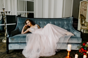 Невеста в нежно-розовом платье