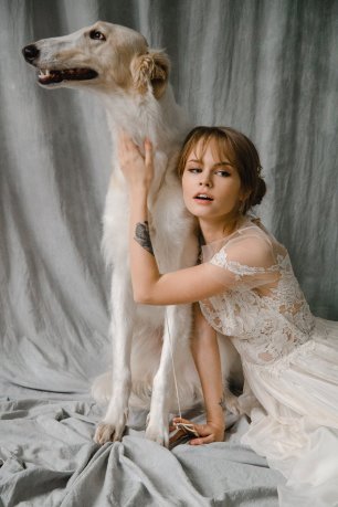 Фотосессия невесты с собакой