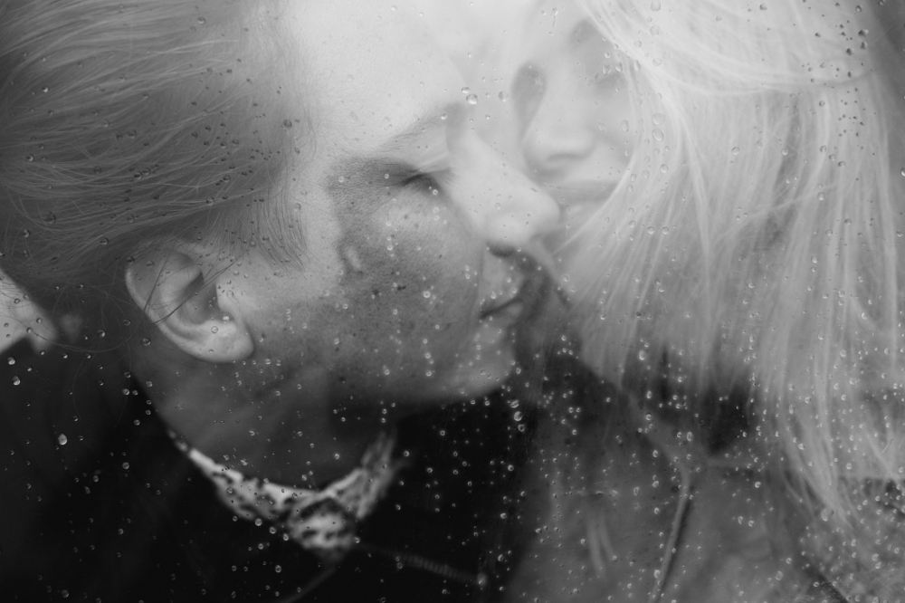 ...много своих ярких историй о поднятии на вулкан и о том, как учились серфить. Много честных улыбок и поцелуев. Саша ох#ительно стрижет, а Настя создает нижнее белье хэнд-мейд.