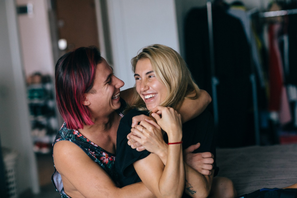 ФОТОЧКИ О ЛЮБВИ
В день 8го марта Настя жарит блины глядя на тюльпаны, которые только что принес Саша. Завтракая на кровати они мне рассказали...