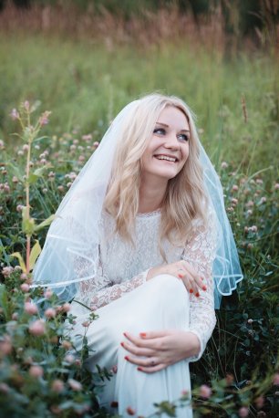 Счастливая невеста на прогулке