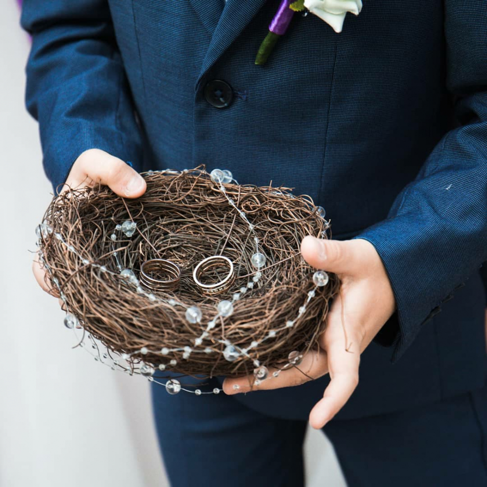 Хороший свадебный фотограф - это не волшебник, это прежде всего специалист, способный передать настоящие эмоции и искренние чувства, запечатлив в фотографии все самые яркие моменты Вашей свадьбы на долгие годы счастливой семейной жизни! 