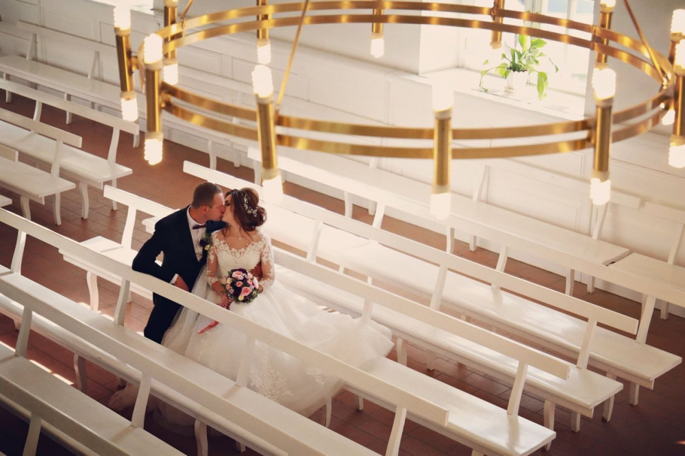 Хороший свадебный фотограф - это не волшебник, это прежде всего специалист, способный передать настоящие эмоции и искренние чувства, запечатлив в фотографии все самые яркие моменты Вашей свадьбы на долгие годы счастливой семейной жизни! 