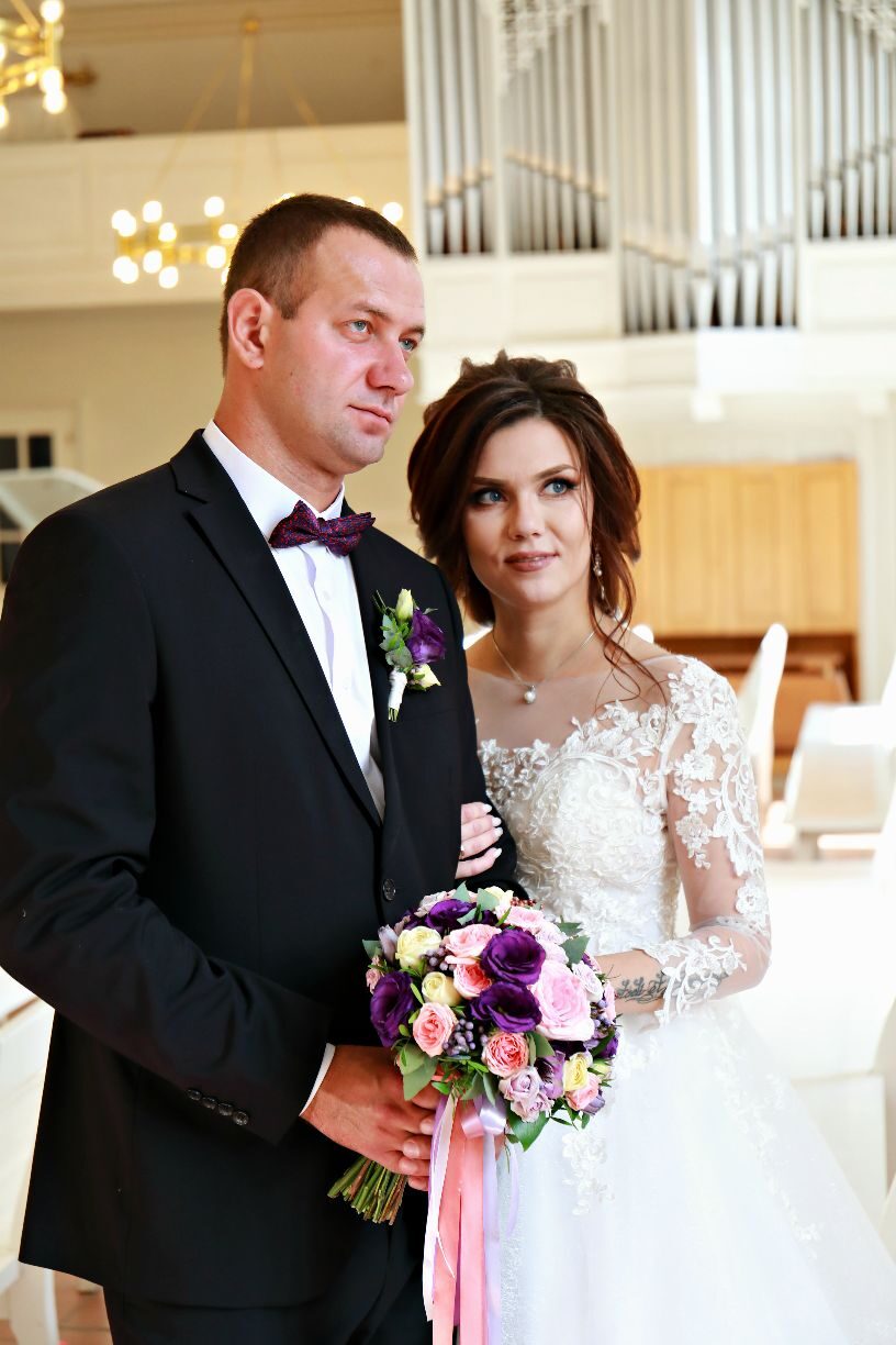 Хороший свадебный фотограф - это не волшебник, это прежде всего специалист, способный передать настоящие эмоции и искренние чувства, запечатлив в фотографии все самые яркие моменты Вашей свадьбы на долгие годы счастливой семейной жизни! 