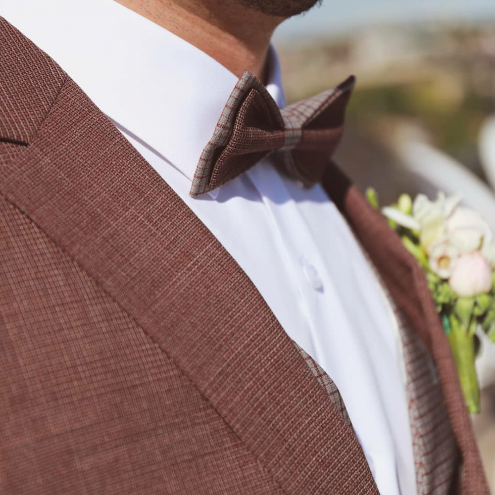 Хороший свадебный фотограф - это не волшебник, это прежде всего специалист, способный передать настоящие эмоции и искренние чувства, запечатлив в фотографии все самые яркие моменты Вашей свадьбы на долгие годы счастливой семейной жизни! 