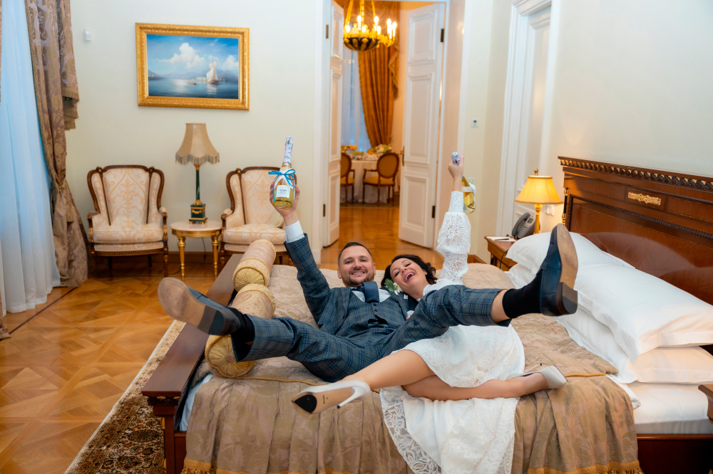 Утро жениха и невесты начинается весело)