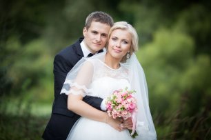 Жених и невеста на прогулке